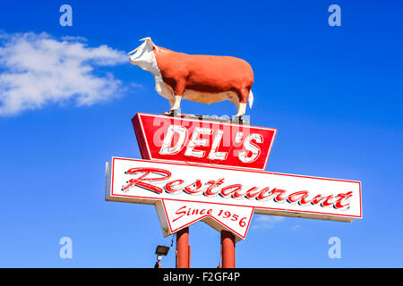 Del Restauant Overhead Zeichen auf der Route 66 in der Innenstadt von Tucumcari NM Stockfoto