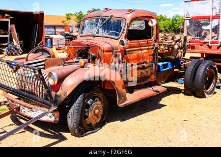 Eine un wiederhergestellt 1940er Jahre Ford Tieflader in einem Sammler-Hof in Tucumcari, New Mexico Stockfoto