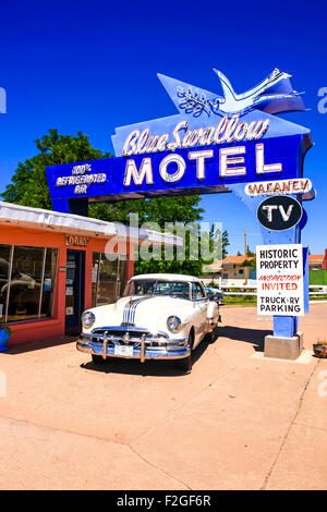 Blaue Schwalbe Motel an der Route 66 in Tucumcari NM mit einem 50er Jahre Pontiac vor dem Bürogebäude geparkt Stockfoto