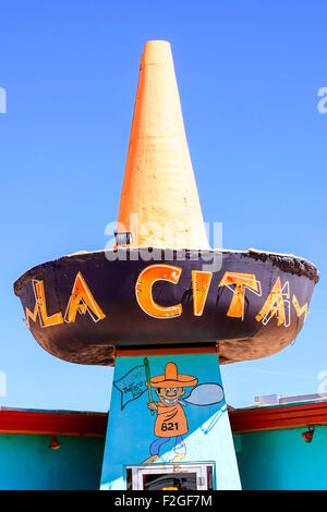 La Cita mexikanisches Essen Restaurant mit einem Sombrero Overhead unterzeichnen in Tucumcari, New Mexico Stockfoto