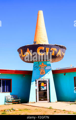 La Cita mexikanisches Essen Restaurant mit einem Sombrero Overhead unterzeichnen in Tucumcari, New Mexico Stockfoto