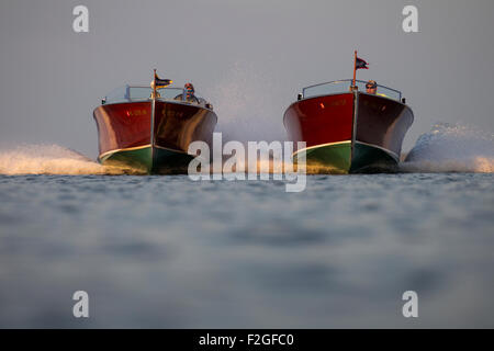 Zwei antike, hölzerne Schnellboote racing nebeneinander. Stockfoto