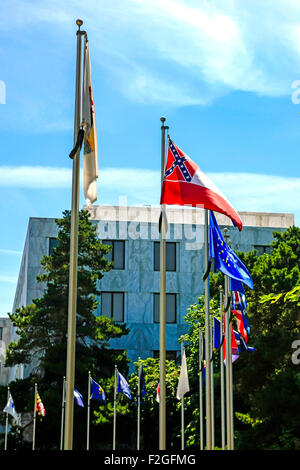 Die Mississippi-Flagge kombiniert die Konföderierten Flagge fliegt auf dem Walk of Flags Gelände außerhalb der Oregon State Capitol building Stockfoto