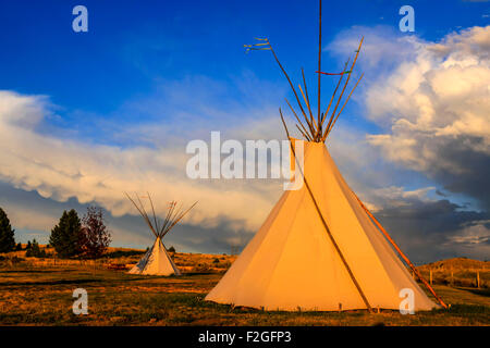 Indianer-Tipi in den Montana-Ebenen bei Sonnenuntergang Stockfoto