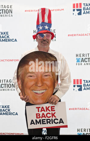 Greenville, SC, USA. 18. September 2015. Ein Anhänger der Milliardär und GOP Präsidentschaftskandidat Donald Trump stellt in Tracht vor dem Start der Heritage Foundation nehmen zurück America Veranstaltung 18. September 2015 in Greenville, South Carolina. Die Veranstaltung bietet 11 Präsidentschaftskandidaten aber Trump unerwartet in letzter Minute abgesagt. Stockfoto