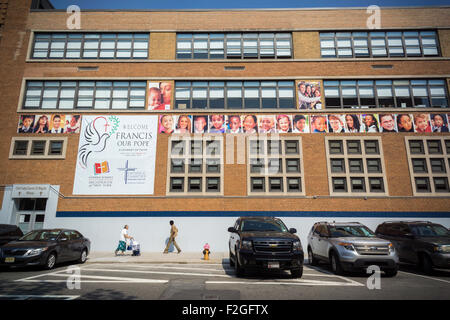 New York, USA. 18. September 2015. Ein Banner begrüßen Papst Francis und Porträts von Studenten ziert die Vorderseite von Maria Königin der Engel-Schule in East Harlem in New York auf Freitag, 18. September 2015. Papst Francis, der Heilige Vater, besuchen die Schule und seine Schüler am 25 September, Teil seiner Reise nach New York. Er wird auch durch den Central Park zu verarbeiten, beten am St. Patricks, Adresse der Vereinten Nationen und führen eine Masse im Madison Square Garden. Der Papst wird in den USA vom 22. September Besuch in Washington DC, New York und Philadelphia. Bildnachweis: Richard Levine/Alamy Live-Nachrichten Stockfoto