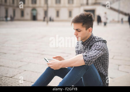 online - verbunden alternative schöner junger Mann mit zentralen Labret und Nasenloch piercing sitzt mit einem Tablet soziales Netzwerk, Kommunikation, Technologie-Konzept Stockfoto