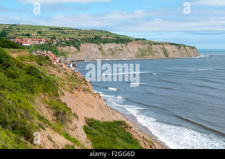 Robin Hoods Bay Village, und die Bucht mit Blick auf Ness Point, vom Küstenweg. Yorkshire, England, Vereinigtes Königreich Stockfoto