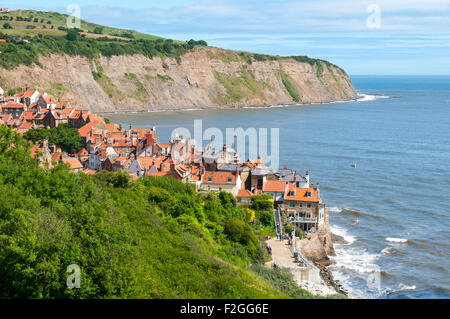 Robin Hoods Bay Village, und die Bucht mit Blick auf Ness Point.  Yorkshire, England, Vereinigtes Königreich Stockfoto