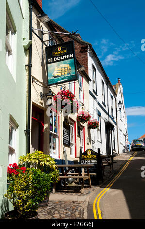 Das "Ye Dolphin" Pub in King Street, Robin Hoods Bay, Yorkshire, England, UK Stockfoto