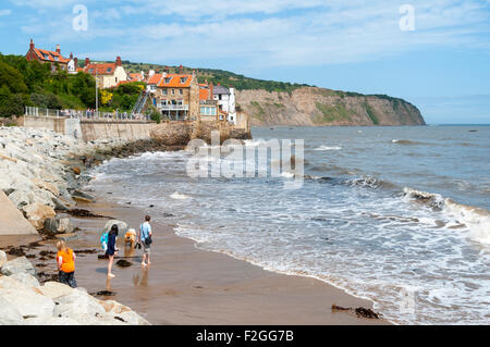 Robin Hoods Bay Village, und die Bucht mit Blick auf Ness Point, vom Strand entfernt.  Yorkshire, England, Vereinigtes Königreich Stockfoto