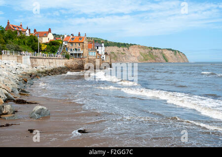 Robin Hoods Bay Village, und die Bucht mit Blick auf Ness Point, vom Strand entfernt.  Yorkshire, England, Vereinigtes Königreich Stockfoto