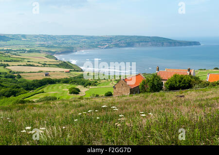 Robin Hoods Bay, Blick nach Norden zum Ness Punkt aus in der Nähe von Ravenscar.  Yorkshire, England, Vereinigtes Königreich Stockfoto