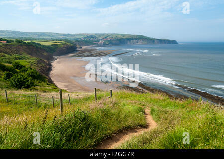 Robin Hoods Bay, Blick nach Norden von Peter White Cliff um Robin Hoods Bay Village und Ness Point.  Yorkshire, England, Vereinigtes Königreich Stockfoto