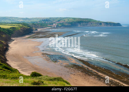 Robin Hoods Bay, Blick nach Norden von Peter White Cliff um Robin Hoods Bay Village und Ness Point.  Yorkshire, England, Vereinigtes Königreich Stockfoto