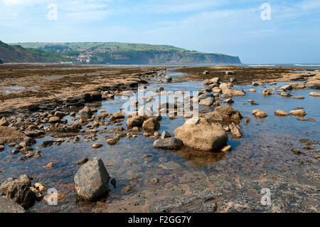 Robin Hoods Bay, Blick nach Norden von Boggle Loch zu Robin Hoods Bay Village und Ness Point.  Yorkshire, England, Vereinigtes Königreich Stockfoto