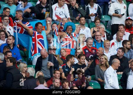 Twickenham, London, UK. 18. Sep, 2015. Rugby World Cup. England gegen Fidschi. Fidschi-Fans genießen Sie die Unterhaltung. Bildnachweis: Aktion Plus Sport/Alamy Live-Nachrichten Stockfoto