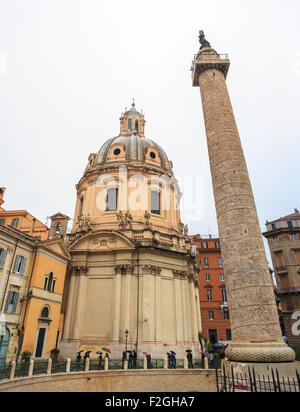 Blick auf die Trajans Säule und SS Nome di Maria Kirche, Rom Stockfoto