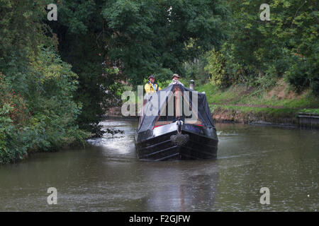 Barge im Regen, auf dem Staffordshire und Worcestershire Canal in der Nähe von Penkridge. Großbritannien Stockfoto