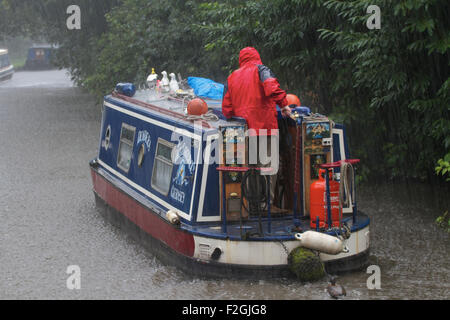 Grachtenboot auf der Staffordshire und Worcestershire Kanal bei starkem Regen. Penkridge. UK Stockfoto
