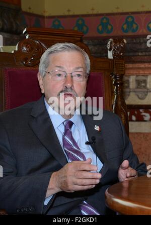 Des Moines, USA. 10. August 2015. Iowa Gouverneur Terry Branstad erhält ein Interview mit Xinhua in Des Moines, Iowa, USA, am 10. August 2015. Iowa Gouverneur Terry Branstad hat gesagt, dass er hofft, die chinesischen Staatspräsidenten Xi Jinping bevorstehenden Besuch in die Vereinigten Staaten seine bringt weitere Handelsmöglichkeiten mit China, vor allem in der Landwirtschaft und erneuerbare Energien geben. © Guan Jianwu/Xinhua/Alamy Live-Nachrichten Stockfoto