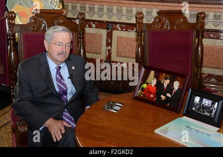 Des Moines, USA. 10. August 2015. Iowa Gouverneur Terry Branstad erhält ein Interview mit Xinhua in Des Moines, Iowa, USA, am 10. August 2015. Iowa Gouverneur Terry Branstad hat gesagt, dass er hofft, die chinesischen Staatspräsidenten Xi Jinping bevorstehenden Besuch in die Vereinigten Staaten seine bringt weitere Handelsmöglichkeiten mit China, vor allem in der Landwirtschaft und erneuerbare Energien geben. © Guan Jianwu/Xinhua/Alamy Live-Nachrichten Stockfoto