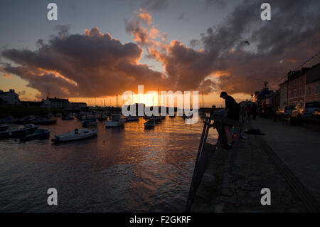 Sonnenuntergang mit Wolken über dem Hafen von Aberaeron, Wales. Stockfoto