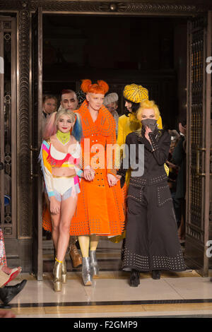 London, UK. 18. September 2015. Im Bild: Pam Hogg (rechts) mit ihren Modellen im Finale auf dem Laufsteg. Mode-Designerin Pam Hogg zeigt ihre gesetzlosen Kollektion Fashion Scout während der London Fashion Week. Bildnachweis: Lebendige Bilder/Alamy Live-Nachrichten Stockfoto