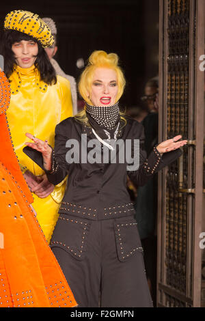 London, UK. 18. September 2015. Im Bild: Pam Hogg (rechts) mit ihren Modellen im Finale auf dem Laufsteg. Mode-Designerin Pam Hogg zeigt ihre gesetzlosen Kollektion Fashion Scout während der London Fashion Week. Bildnachweis: Lebendige Bilder/Alamy Live-Nachrichten Stockfoto