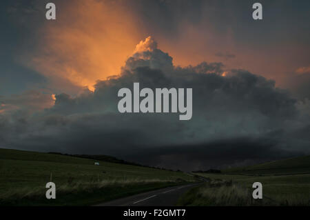 Birling Gap, East Sussex, UK... 18. September 2015..Spectacular Sonnenuntergang und Stürme an der Südküste. Sehr bedrohlich Wolkenformationen genommen von der Straße in Richtung Osten Dean.David Grat/AlamyLive Nachrichten. Stockfoto