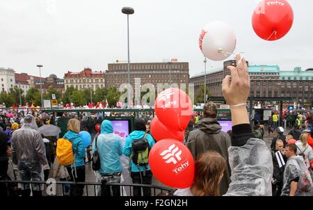 Helsinki, Finnland. 18. Sep, 2015. Menschen nehmen Teil an einer Protestkundgebung in Helsinki, Finnland, am 18. September 2015. Etwa 30.000 Demonstranten versammelten sich am Railway Square in der Innenstadt von Helsinki am Freitag, drängt die Regierung auf ihre Pläne zur Reduzierung Sonntag Zulagen und maximale Urlaubszeit durch verbindliche Rechtsvorschriften zu verzichten. © Li Jizhi/Xinhua/Alamy Live-Nachrichten Stockfoto