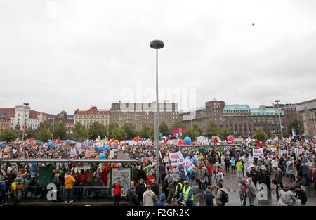 Helsinki, Finnland. 18. Sep, 2015. Menschen nehmen Teil an einer Protestkundgebung in Helsinki, Finnland, am 18. September 2015. Etwa 30.000 Demonstranten versammelten sich am Railway Square im Zentrum von Helsinki Mitte Freitag. Gewerkschaftsführer und Politiker der Opposition forderte die Regierung auf Pläne zur Reduzierung Sonntag Zulagen und maximale Urlaubszeit durch verbindliche Rechtsvorschriften zu verzichten. © Li Jizhi/Xinhua/Alamy Live-Nachrichten Stockfoto