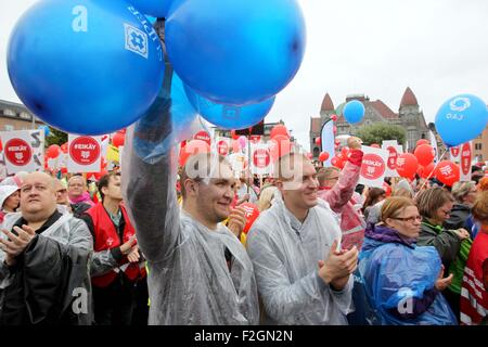 Helsinki, Finnland. 18. Sep, 2015. Menschen nehmen Teil an einer Protestkundgebung in Helsinki, Finnland, am 18. September 2015. Etwa 30.000 Demonstranten versammelten sich am Railway Square in der Innenstadt von Helsinki am Freitag, drängt die Regierung auf ihre Pläne zur Reduzierung Sonntag Zulagen und maximale Urlaubszeit durch verbindliche Rechtsvorschriften zu verzichten. © Li Jizhi/Xinhua/Alamy Live-Nachrichten Stockfoto