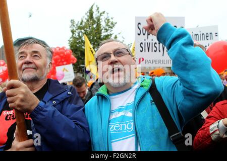 Helsinki, Finnland. 18. Sep, 2015. Menschen nehmen Teil an einer Protestkundgebung in Helsinki, Finnland, am 18. September 2015. Etwa 30.000 Demonstranten versammelten sich am Railway Square in der Innenstadt von Helsinki am Freitag, drängt die Regierung auf ihre Pläne zur Reduzierung Sonntag Zulagen und maximale Urlaubszeit durch verbindliche Rechtsvorschriften zu verzichten. © Li Jizhi/Xinhua/Alamy Live-Nachrichten Stockfoto