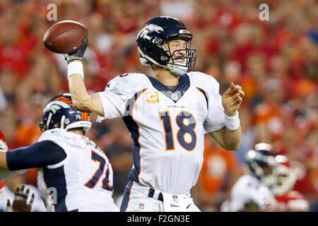 17. September 2105: Denver Broncos Quarterback Peyton Manning (18) wirft einen Pass während der NFL nach Hause Opener zwischen den Denver Broncos und die Kansas City Chiefs am Arrowhead Stadium in Kansas City, Missouri. Die Broncos besiegte die Häuptlinge 31-24; Tim Warner/CSM. Stockfoto