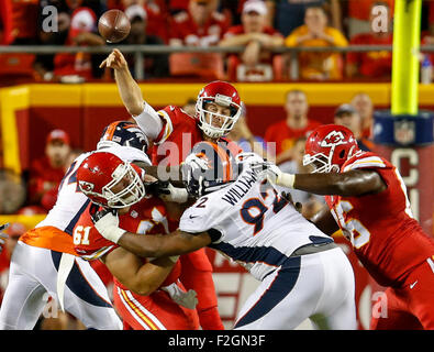 17. September 2105: Kansas City Chiefs Quarterback Alex Smith (11) entkommt den Pass aber ist von Denver Broncos außerhalb Linebacker DeMarcus Ware (94) getroffen, während der NFL nach Hause Opener zwischen den Denver Broncos und die Kansas City Chiefs am Arrowhead Stadium in Kansas City, Missouri. Die Broncos besiegte die Häuptlinge 31-24; Tim Warner/CSM. Stockfoto