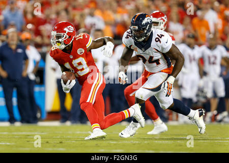 17. September 2105: Kansas City Chiefs Wide Receiver Jeremy Maclin (19) nach einem Fang läuft und wird von Denver Broncos außerhalb Linebacker DeMarcus Ware (94) gemeistert werden, während der NFL nach Hause Opener zwischen den Denver Broncos und die Kansas City Chiefs am Arrowhead Stadium in Kansas City, Missouri. Die Broncos besiegte die Häuptlinge 31-24; Tim Warner/CSM. Stockfoto
