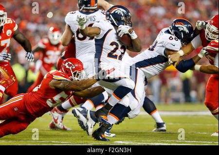 17. September 2105: Denver Broncos laufen wieder C.J. Anderson (22) Versuche, vorbei an der Bewältigung von Kansas City Chiefs innen Linebacker Derrick Johnson (56) während der NFL nach Hause Opener zwischen den Denver Broncos und die Kansas City Chiefs am Arrowhead Stadium in Kansas City, Missouri. Die Broncos besiegte die Häuptlinge 31-24; Tim Warner/CSM. Stockfoto