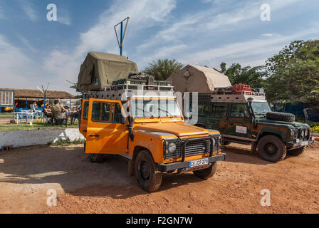 Zwei Land Rover Defenders mit Autodach-Zelte im Blue Nile Sailing Club, Khartoum, Sudan Stockfoto