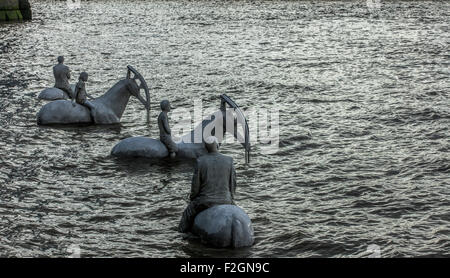 Weiße Pferde-Skulptur im Wasser der Themse in London in der Nähe der MI6 Building und Vauxhall Bridge bei Flut Stockfoto