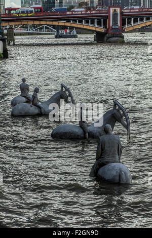 Weiße Pferde-Skulptur im Wasser der Themse in London bei Flut mit Vauxhall Bridge in der Ferne Stockfoto