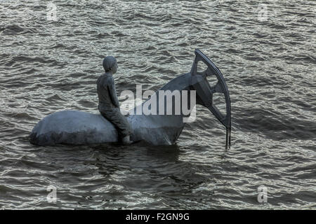 Weißes Pferdeskulptur in der Themse in London Teil The Rising Tide Skulptur in der Nähe von Vauxhall Bridge und der MI6-Gebäude Stockfoto