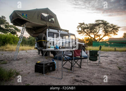 Camping mit Pop-up-Zelt auf Land Rover in Botswana, Afrika Stockfoto