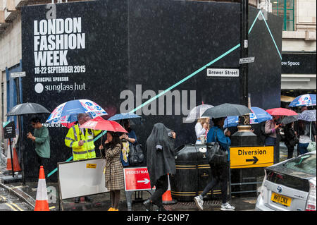 London, UK. 18. September 2015.  London Fashion Week beginnt am neuen Standort der Brewer Street Car Park, erleben Besucher und Einheimische gleichermaßen Verkehrschaos in den engen Straßen von Soho.  Wegen Überlastung, Personen zu dem Ereignis spill auf am Straßenrand entging er Verkehr versucht, durch einen Kredit zu überholen: Stephen Chung / Alamy Live News Stockfoto