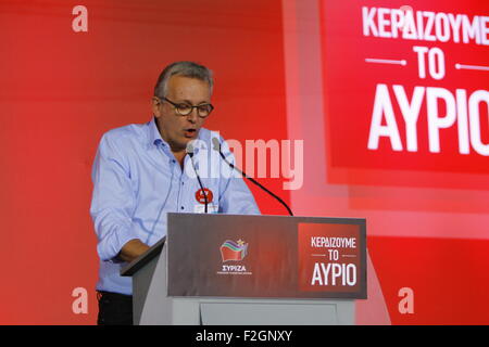 Athen, Griechenland. 18. September 2015. Pierre Laurent, nationaler Sekretär der kommunistischen Partei Frankreichs, spricht bei der Wahlveranstaltung in Athen. SYRIZA Führer Alexis Tsipras war der Hauptredner bei der endgültigen SYRIZA Wahlveranstaltung am Athens Syntagma-Platz, zwei Tage vor den griechischen Parlamentswahlen. Die Parteikämpfen mit Néa Dimokratía für den ersten Platz in den Umfragen vor der Wahl. Bildnachweis: Michael Debets/Alamy Live-Nachrichten Stockfoto