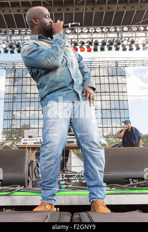 Chicago, Illinois, USA. 13. Sep, 2015. Sängerin KELVIN MERCER (aka POSDNUOS) (L) und DAVID JUDE JOLICOUER von De La Soul führt live beim Riot Fest im Douglas Park in Chicago, Illinois © Daniel DeSlover/ZUMA Draht/Alamy Live News Stockfoto