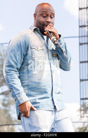 Chicago, Illinois, USA. 13. Sep, 2015. Sängerin KELVIN MERCER (aka POSDNUOS) von De La Soul tritt beim Riot Fest im Douglas Park in Chicago, Illinois © Daniel DeSlover/ZUMA Draht/Alamy Live News Stockfoto