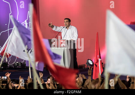 Athen, Griechenland. 18. Sep, 2015. Der ehemalige griechische Premierminister und Führer der radikalen Linken Partei "SYRIZA", Alexis Tsipras, spricht mit Anhänger während seiner Hauptkundgebung vor den Wahlen am Syntagma-Platz in Athen, am 18. September 2015. Parlamentswahlen in Griechenland am 20. September 2015 stattfinden. Bildnachweis: Elias Verdi / Alamy Live News Stockfoto