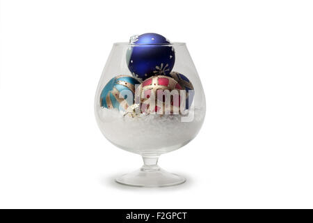 Weihnachtskugeln in einem Glas isoliert auf weiss Stockfoto