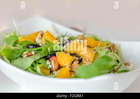 Rucola-Salat mit Parmesan-Käse und Orange Früchte Stockfoto